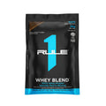 R1 Whey Blend مسحوق بروتين مصل اللبن بنكهة الشوكولاتة والكراميل (حصة واحدة)