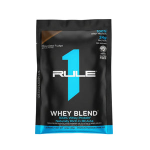 R1 Whey Blend مسحوق بروتين مصل اللبن بنكهة الشوكولاتة والكراميل (حصة واحدة)